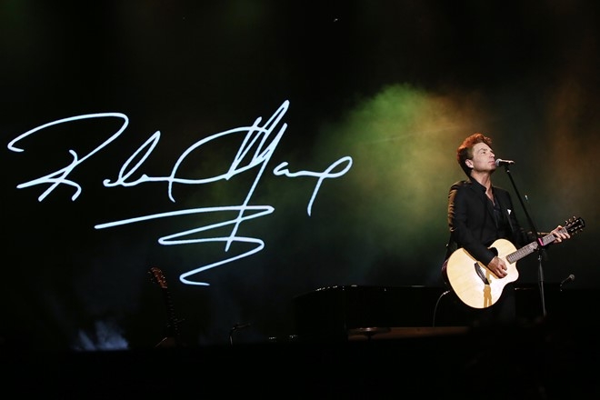 Khan gia Viet hat cung giong ca 'Right here waiting for you' hinh anh 6
