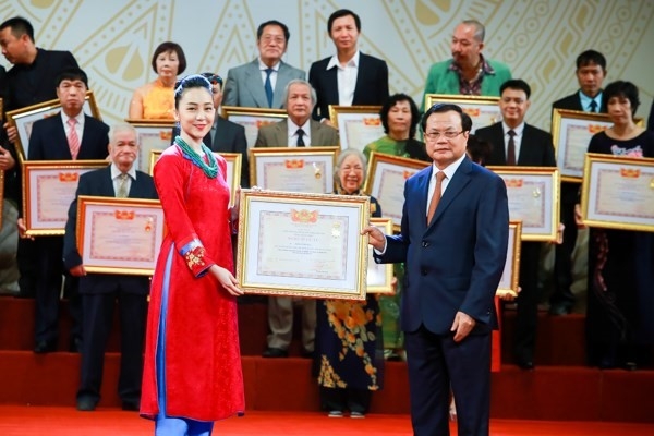 Linh Nga: 'Chong cu van vao Sai Gon tham con thuong xuyen' hinh anh 2