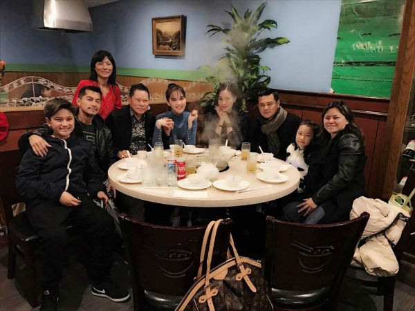  Cô được các con cháu của người yêu quý mến. 