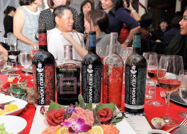  Hình ảnh ngọt ngào của Ngọc Trinh cùng tỉ phú Hoàng Kiều được con dâu đăng tải. 