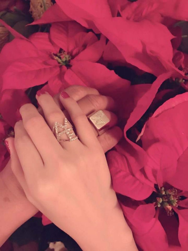  Cô hạnh phúc khi nắm tay người yêu giàu có và danh tiếng. 