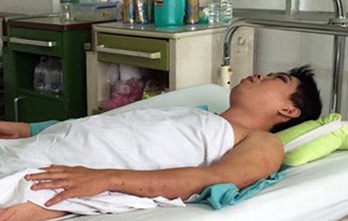 nguoi-cha-2-gio-lay-than-che-cho-con-khi-10-can-nha-do-sap-1