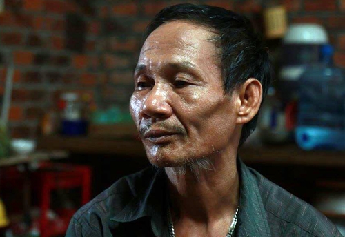 nguoi-cha-2-gio-lay-than-che-cho-con-khi-10-can-nha-do-sap-2