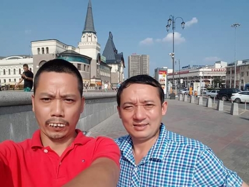 Danh hài cChieens Thắng và đạo diễn Trần Bình Trọng trong những ngày quay hài Tết ở Nga.