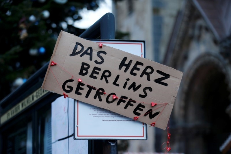 Berlin dau buon sau vu tan cong kinh hoang cho Giang sinh hinh anh 8