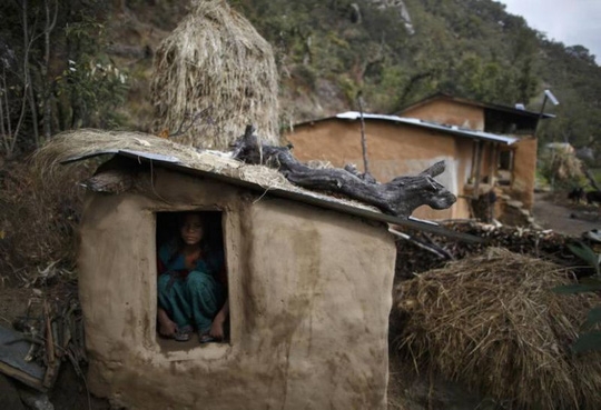 Mỗi khi đến kỳ kinh nguyệt, những cô gái tại Nepal lại bị đày đến những túp lều cũ nát. Ảnh: REUTERS 