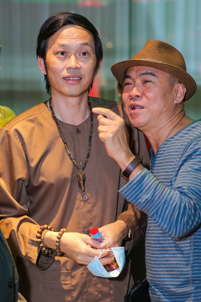 Giua dan sao long lay, Hoai Linh mac ao ba ba di ra mat phim hinh anh 3
