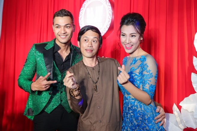 Giua dan sao long lay, Hoai Linh mac ao ba ba di ra mat phim hinh anh 4