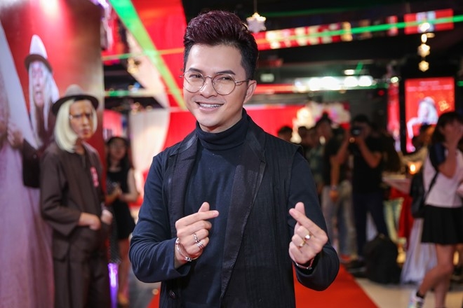 Giua dan sao long lay, Hoai Linh mac ao ba ba di ra mat phim hinh anh 12