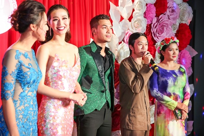 Giua dan sao long lay, Hoai Linh mac ao ba ba di ra mat phim hinh anh 17