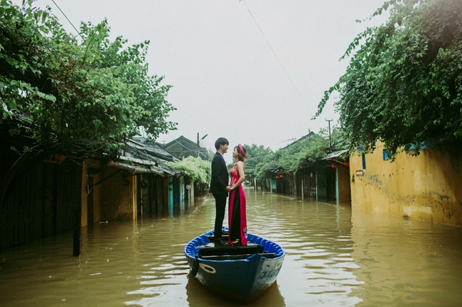 giua hoi an menh mong nuoc lu, cap doi nay van co mot bo anh cuoi de doi - 4