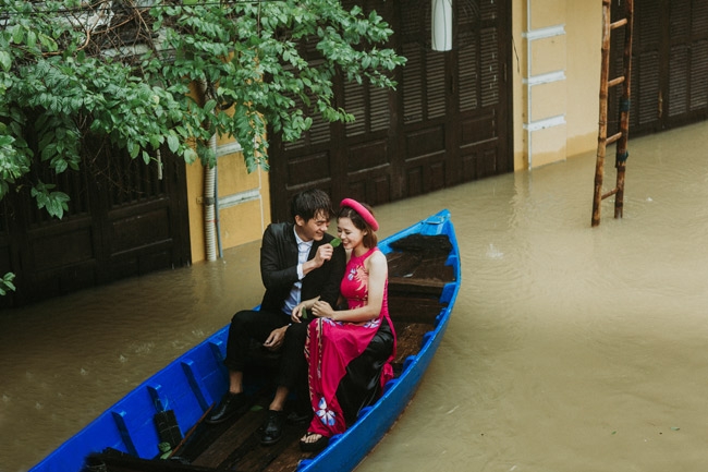giua hoi an menh mong nuoc lu, cap doi nay van co mot bo anh cuoi de doi - 9