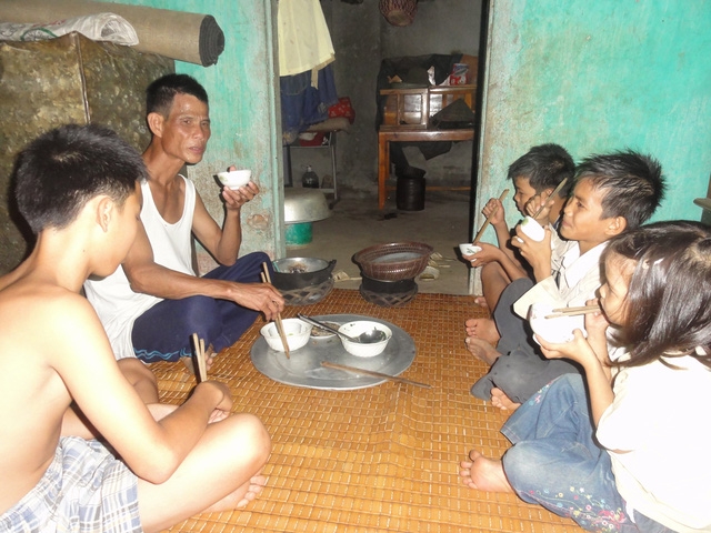  Ông Trịnh Văn Mền không dám ăn no vì sợ hết phần các con. Ảnh: ĐT 