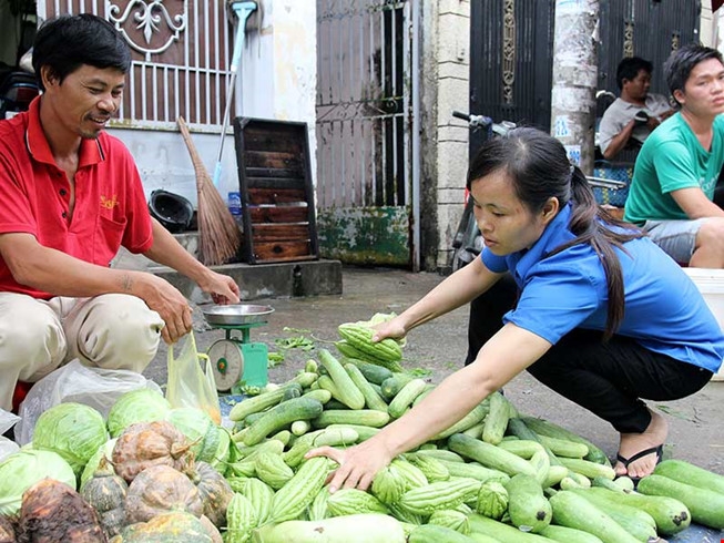 Xăng tăng giá mạnh, lo hàng tết ăn theo - 1