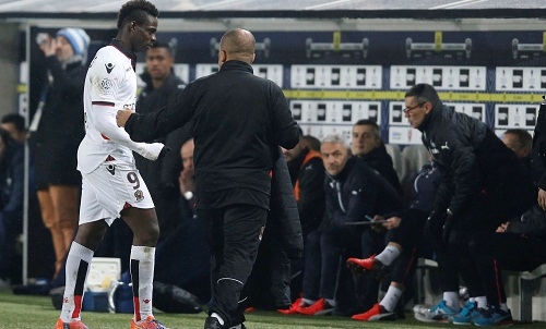 balotelli-bi-duoi-trong-tran-hoa-khong-ban-thang-cua-nice