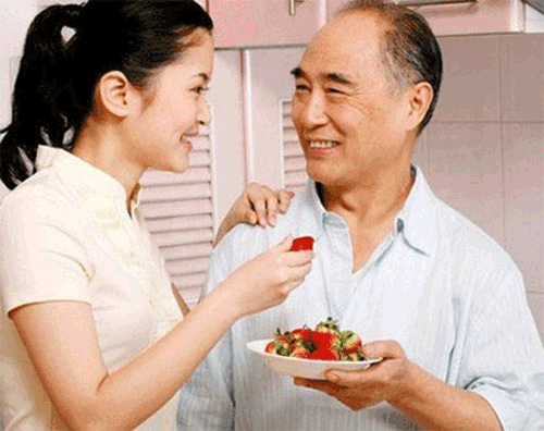 Bí quyết “chuyện ấy” cho những cặp đôi “trâu già gặm cỏ non” - 4