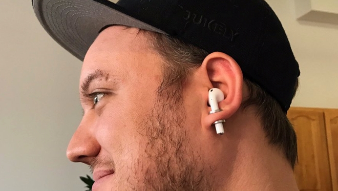 Fan cuong khoet lo tai de tranh lam mat Apple AirPods hinh anh 1
