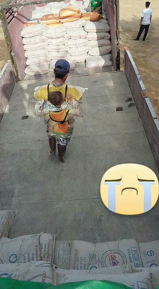 Hình ảnh cha địu con trên lưng đi bốc vác khiến nhiều người không khỏi chạnh lòng - Ảnh 3.