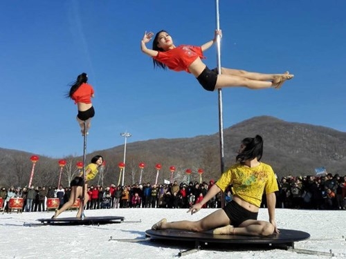 Mỹ nữ Trung Quốc múa cột dưới trời âm 33 độ ảnh 2