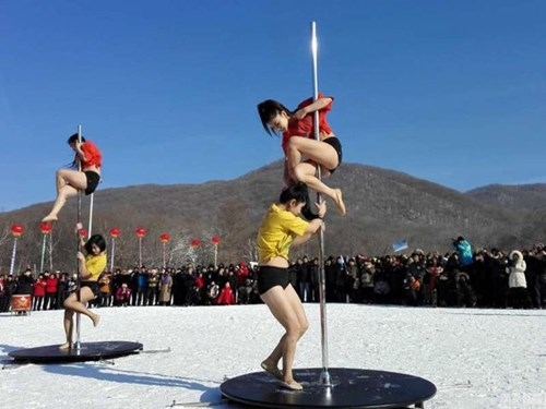 Mỹ nữ Trung Quốc múa cột dưới trời âm 33 độ ảnh 3