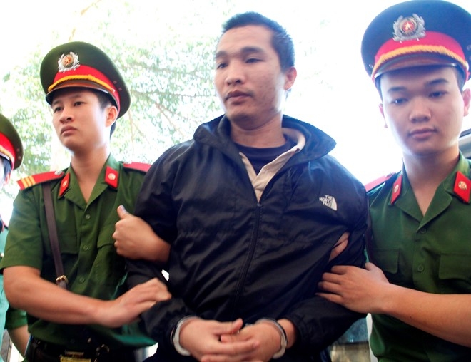 Bi cao tham sat 3 nguoi, phi tang xac binh than buoc ra toa hinh anh 1
