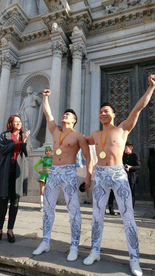 2 nghệ sĩ xiếc Việt Nam phá kỷ lục thế giới về giữ thăng bằng trên đầu và đi hết 90 bậc thang - Ảnh 6.