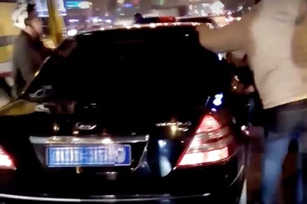 Một xe ôtô biển xanh gây tai nạn rồi bỏ chạy bị người dân chặn lại.