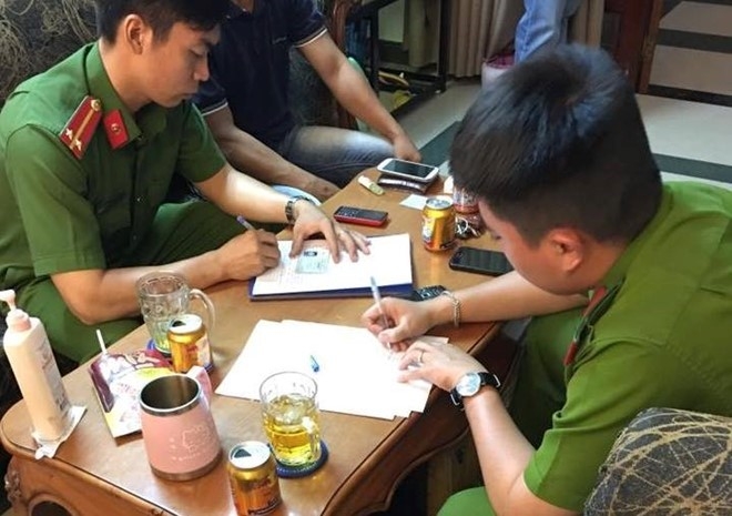 Canh sat tra lai 25.000 USD trong ket sat cua hot girl Sam hinh anh 1