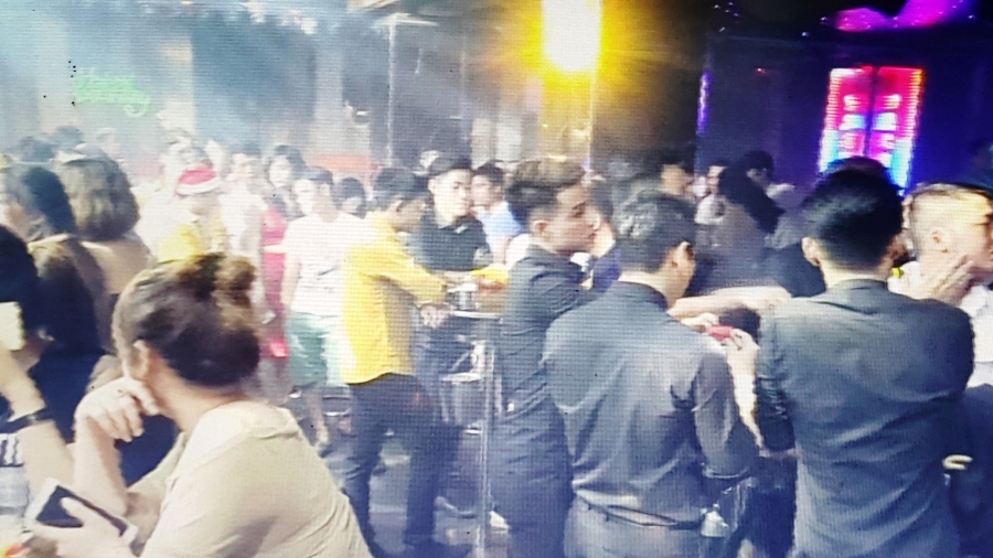 Công an kiểm tra 2 quán bar vào rạng sáng nay 23/12 và phát hiện nhiều sai phạm