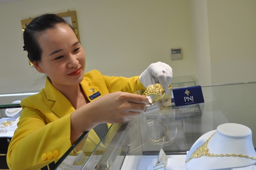 gia-usd-van-o-muc-cao-vang-di-xuong