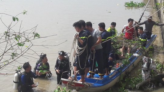  Lực lượng thợ lặn vớt thi thể chị D. 