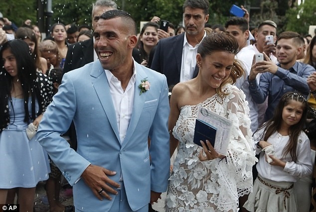 Tevez len xe hoa voi nguoi yeu tu hoi tuoi teen hinh anh 3