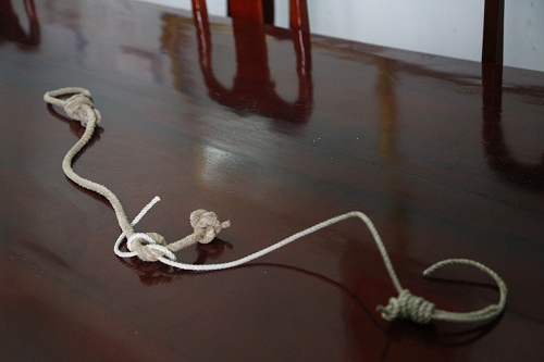 thanh-nien-sat-hai-ba-cua-ban-giau-thi-the-duoi-gam-giuong-1