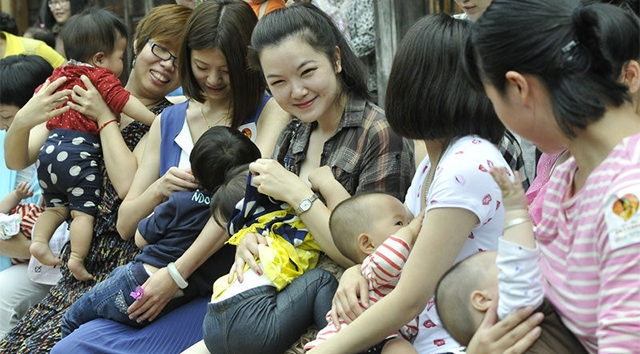 tq: nguoi dan ong uong trom sua cua nu dong nghiep hinh anh 2