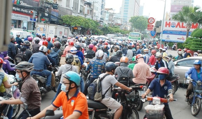 Dù không rơi vào thời gian cao điểm nhưng nhiều tuyến đường trung tâm TP.HCM ùn ứ nghiêm trọng /// Ảnh: An Huy