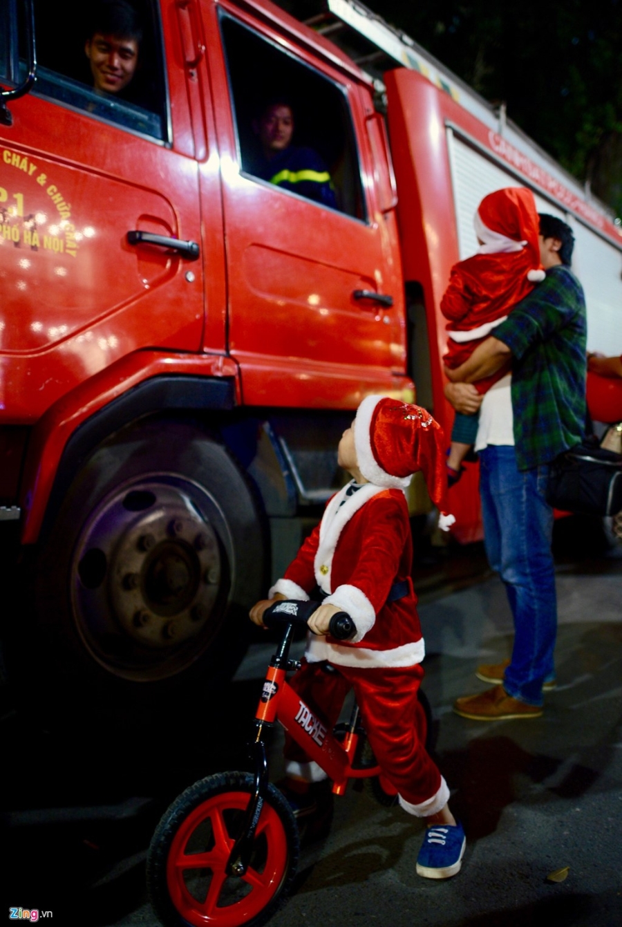 Hang nghin nguoi ra duong don Noel hinh anh 6