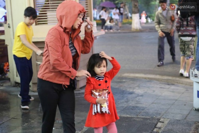 Chùm ảnh: Người Hà Nội hối hả chạy mưa chiều tối Giáng sinh - Ảnh 4.