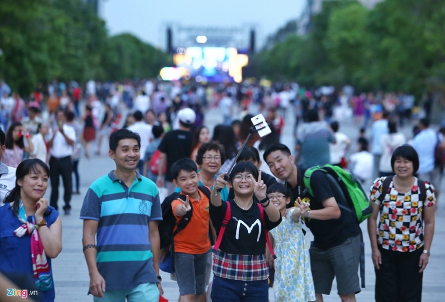 'Ong gia Noel' bi ket cung giua dong nguoi hinh anh 5