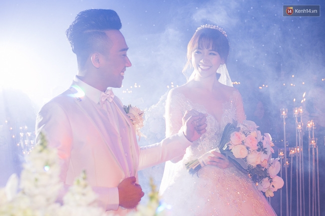 Đám cưới Trấn Thành và Hari: Chú rể nắm chặt tay cô dâu bước lên sân khấu - Ảnh 5.