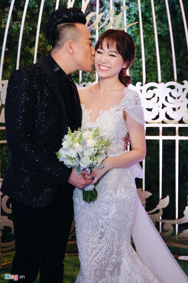 Tran Thanh hon ba xa Hari Won trong tiec cuoi hinh anh 3