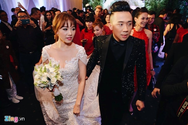 Tran Thanh hon ba xa Hari Won trong tiec cuoi hinh anh 5