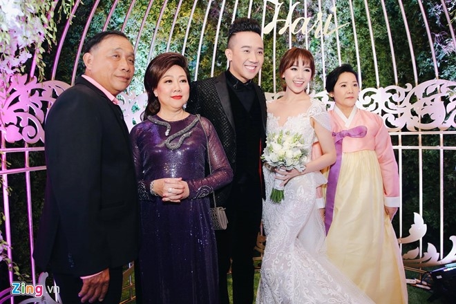 Tran Thanh hon ba xa Hari Won trong tiec cuoi hinh anh 6