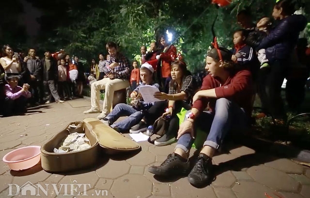 clip: man khieu vu tap the tren pho di bo ho guom dem giang sinh hinh anh 2