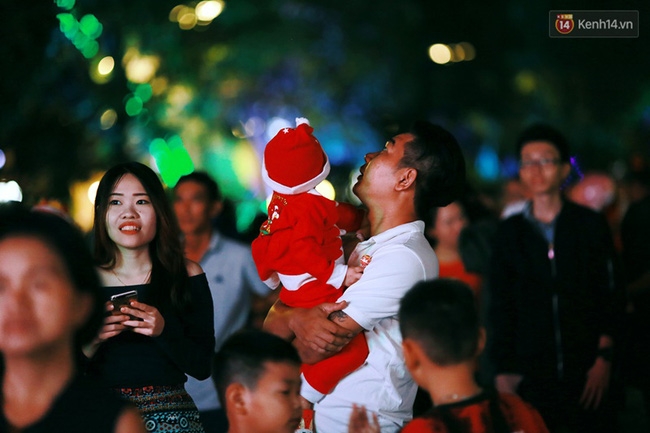 Những khoảnh khắc đẹp và ấm áp trong đêm Giáng sinh mà bạn không thể nào quên - Ảnh 6.