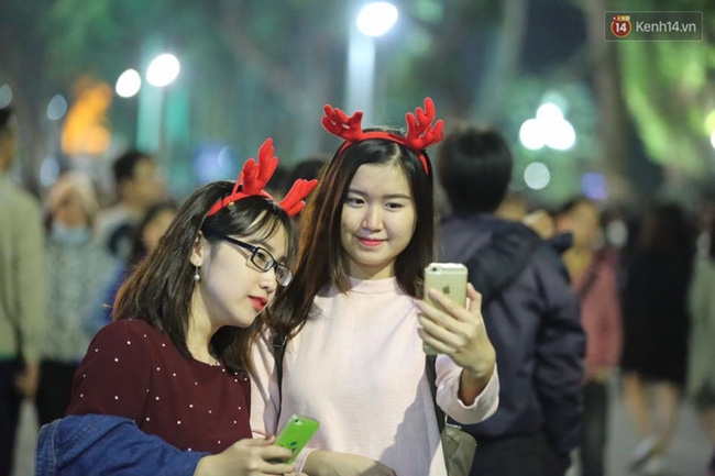 Những khoảnh khắc đẹp và ấm áp trong đêm Giáng sinh mà bạn không thể nào quên - Ảnh 12.