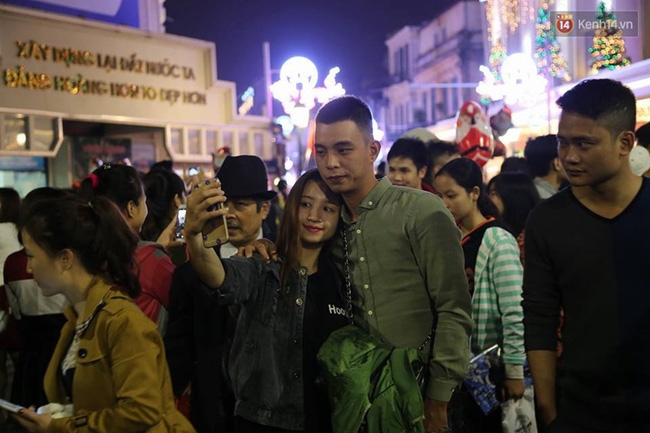 Những khoảnh khắc đẹp và ấm áp trong đêm Giáng sinh mà bạn không thể nào quên - Ảnh 15.