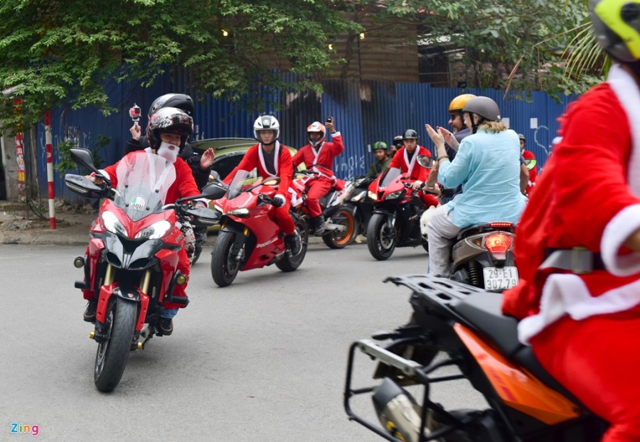 'Ong gia Noel' cuoi moto tien ty di tang qua cho benh nhi hinh anh 2