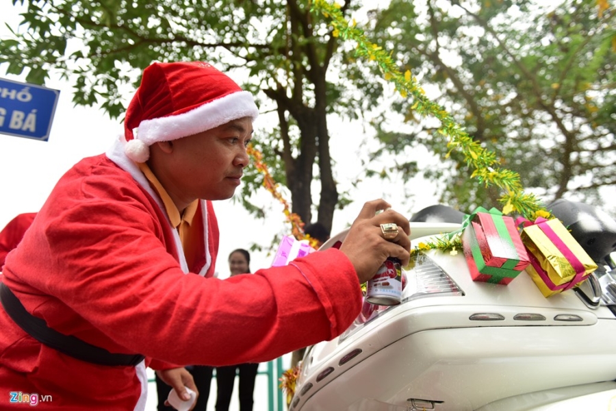 'Ong gia Noel' cuoi moto tien ty di tang qua cho benh nhi hinh anh 4