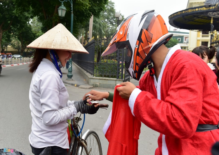 'Ong gia Noel' cuoi moto tien ty di tang qua cho benh nhi hinh anh 6
