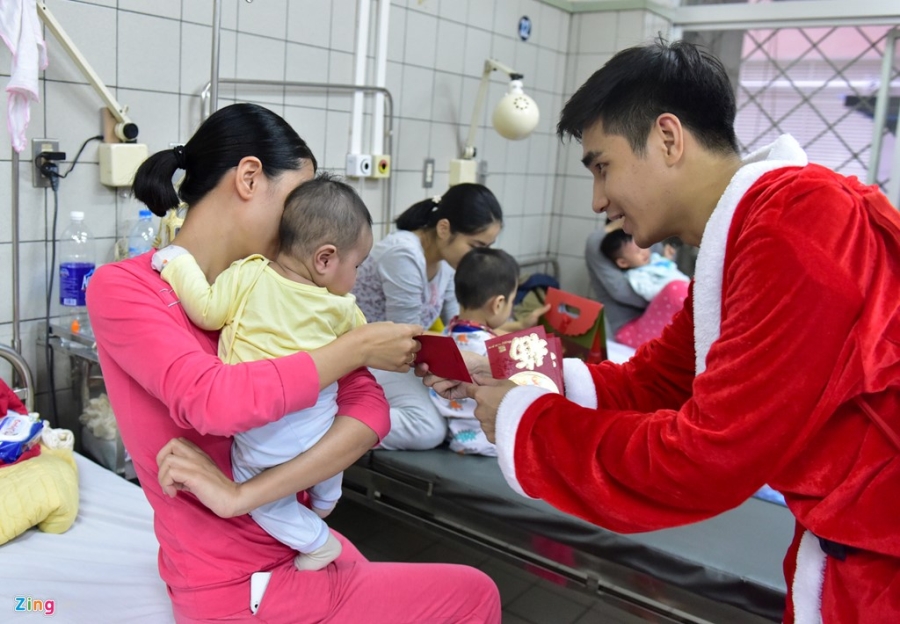 'Ong gia Noel' cuoi moto tien ty di tang qua cho benh nhi hinh anh 8